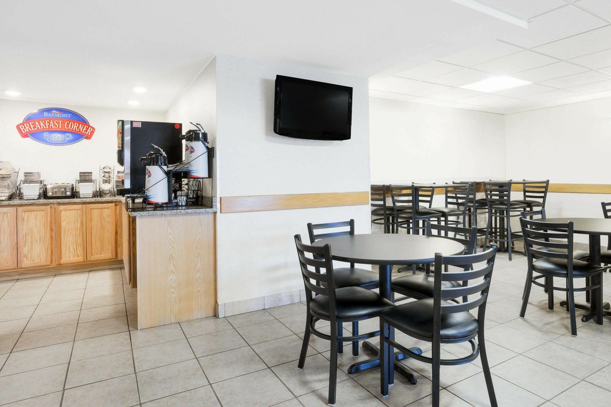 Hotel Baymont By Wyndham Essex Burlington Area Exterior foto